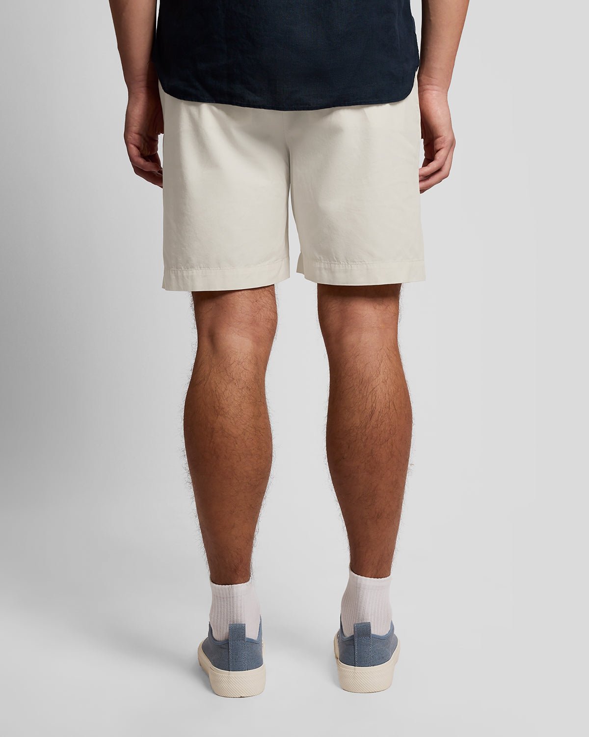 Uomo con pantaloncini chino in cotone superfine color ecru brillante