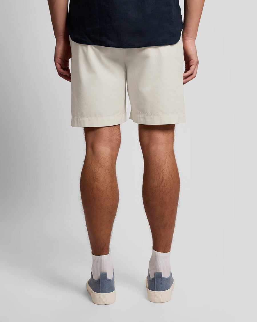 Uomo con pantaloncini chino in cotone superfine color ecru brillante
