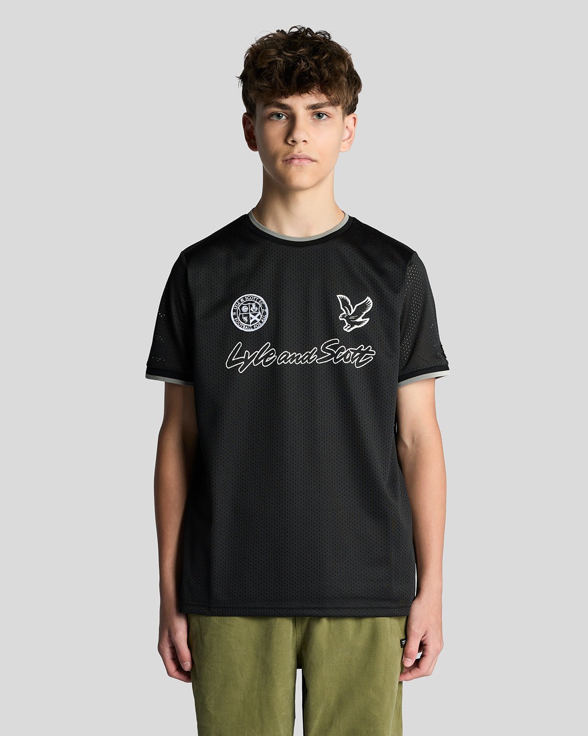 Hombre con camiseta con estampado de fútbol en negro azabache