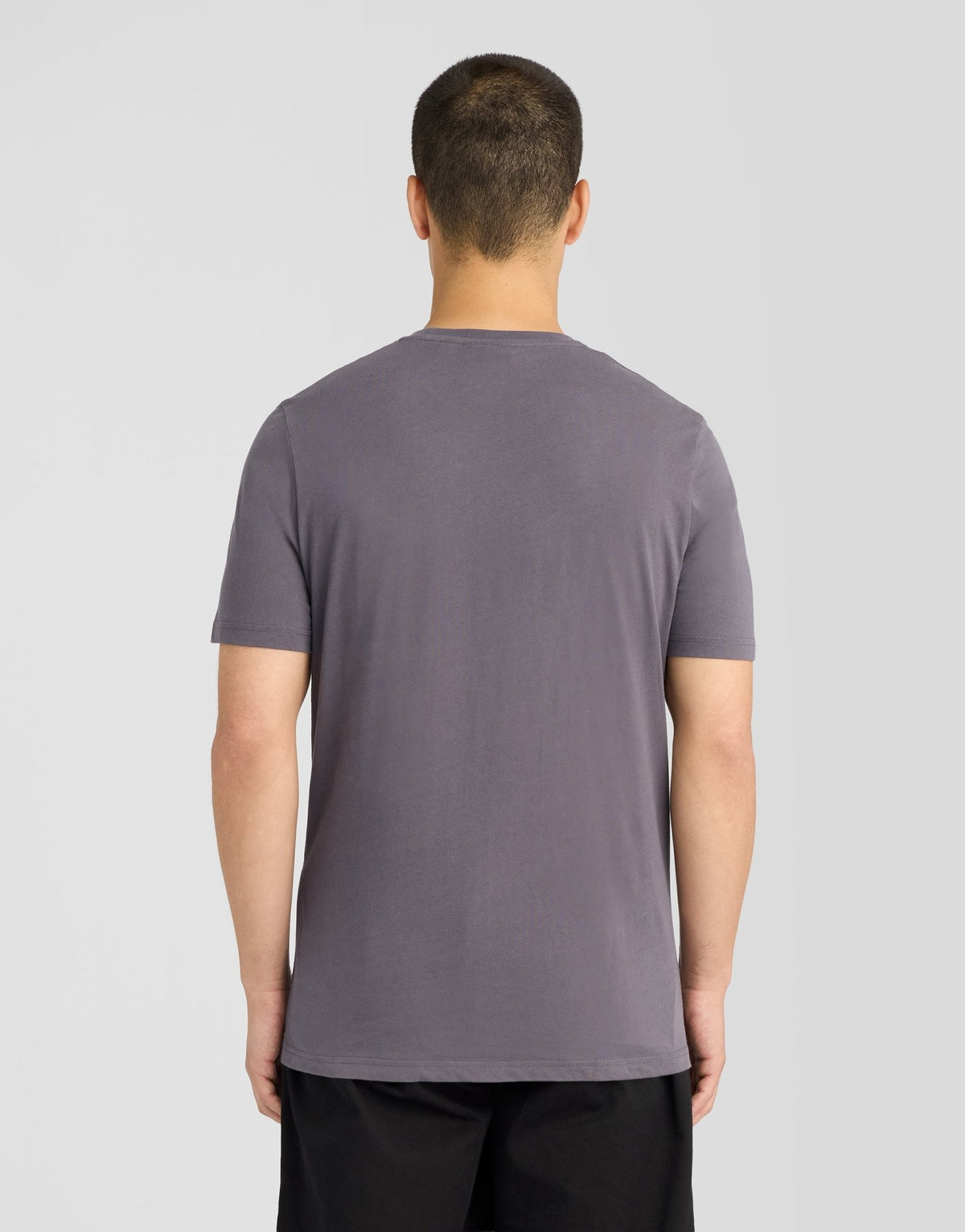Un homme porte un t-shirt en coton ultra-fin de couleur « Iron »