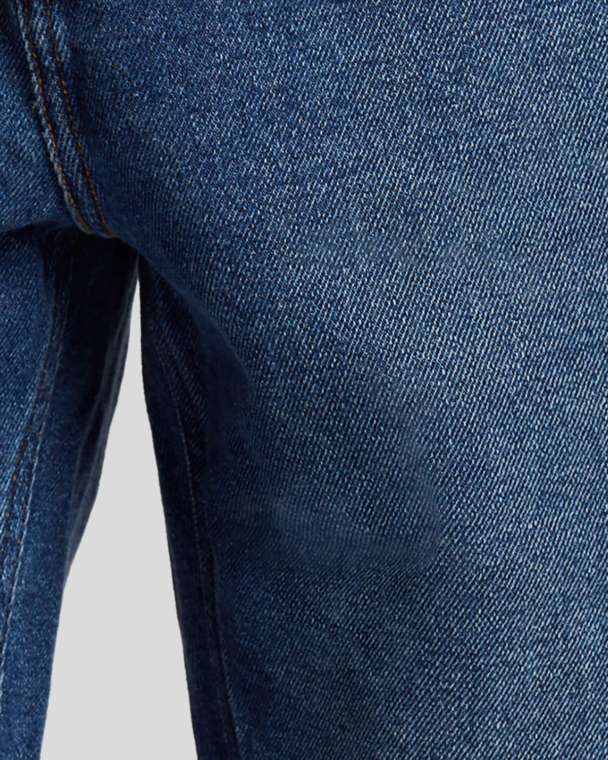 Uomo con jeans slim a zampa in indaco