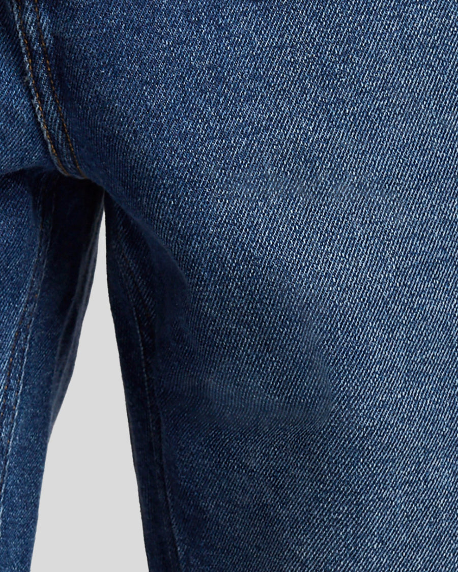 Uomo con jeans slim a zampa in indaco