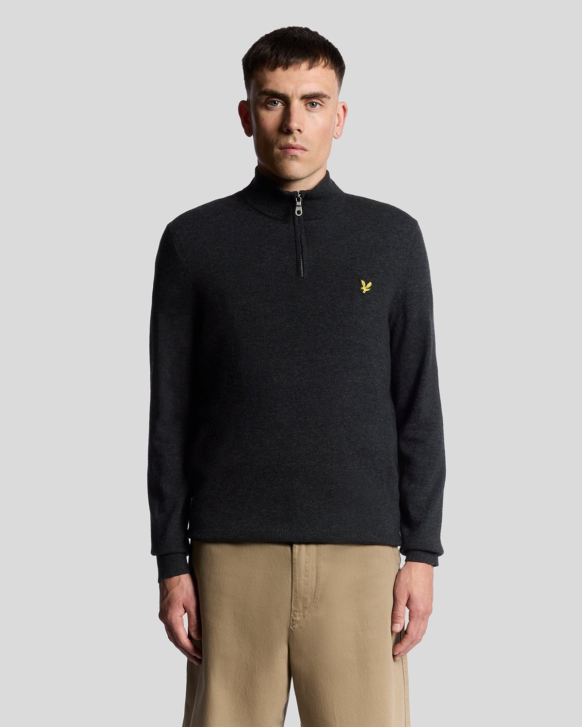 Uomo con maglione con zip a 1/4 in misto lana d'agnello, colore nero jet melange