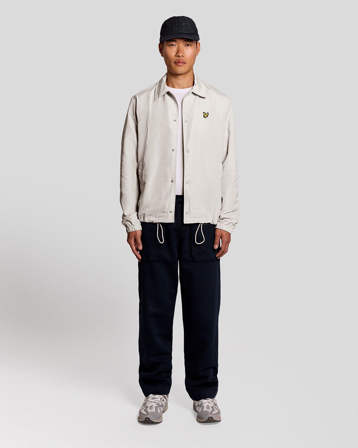 Un homme porte une veste Coach légère de couleur Cove