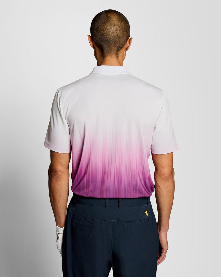 Un homme porte un polo dégradé de couleur TECHNO PURPLE