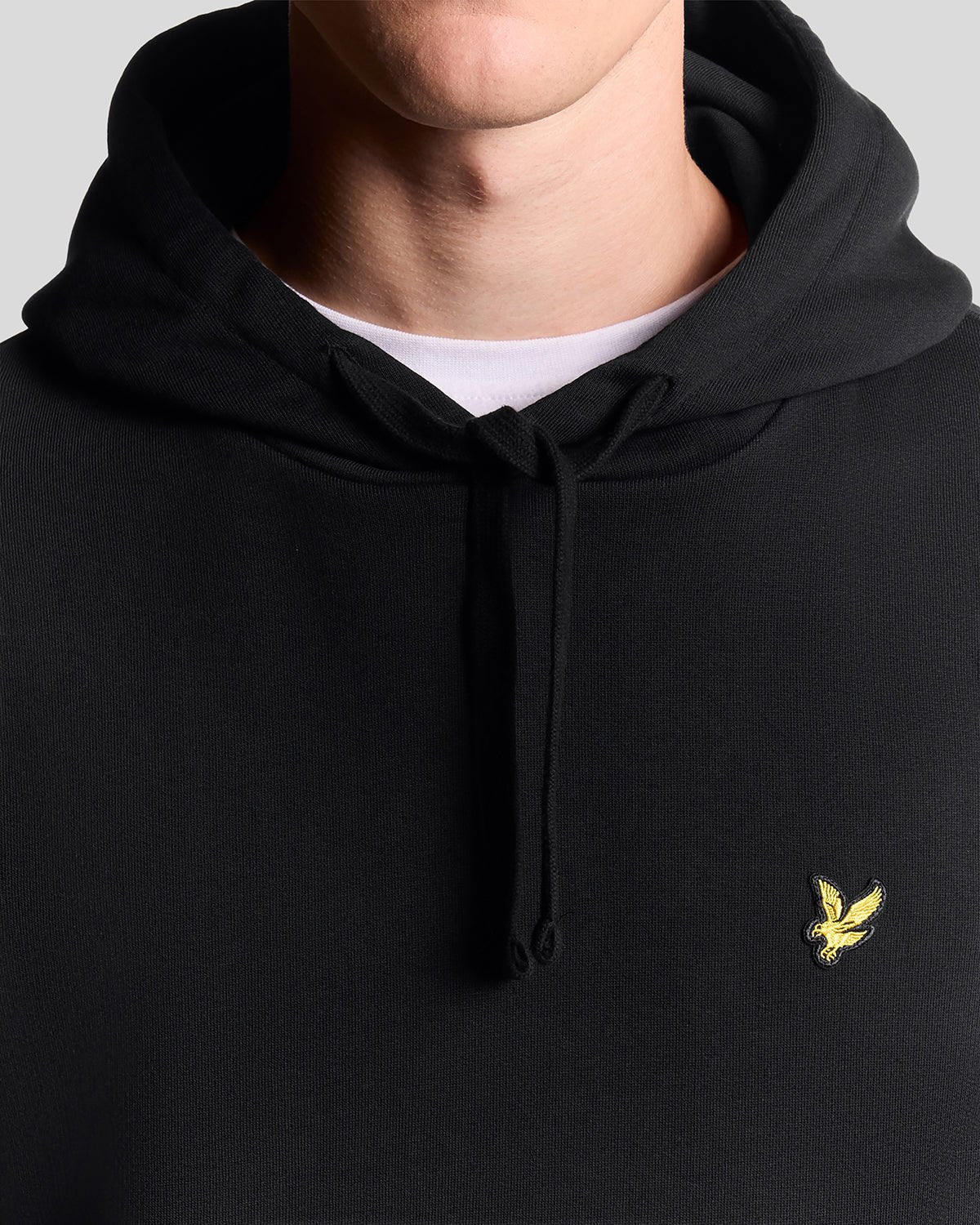 Man draagt een Loopback katoenen hoodie in Jet Black