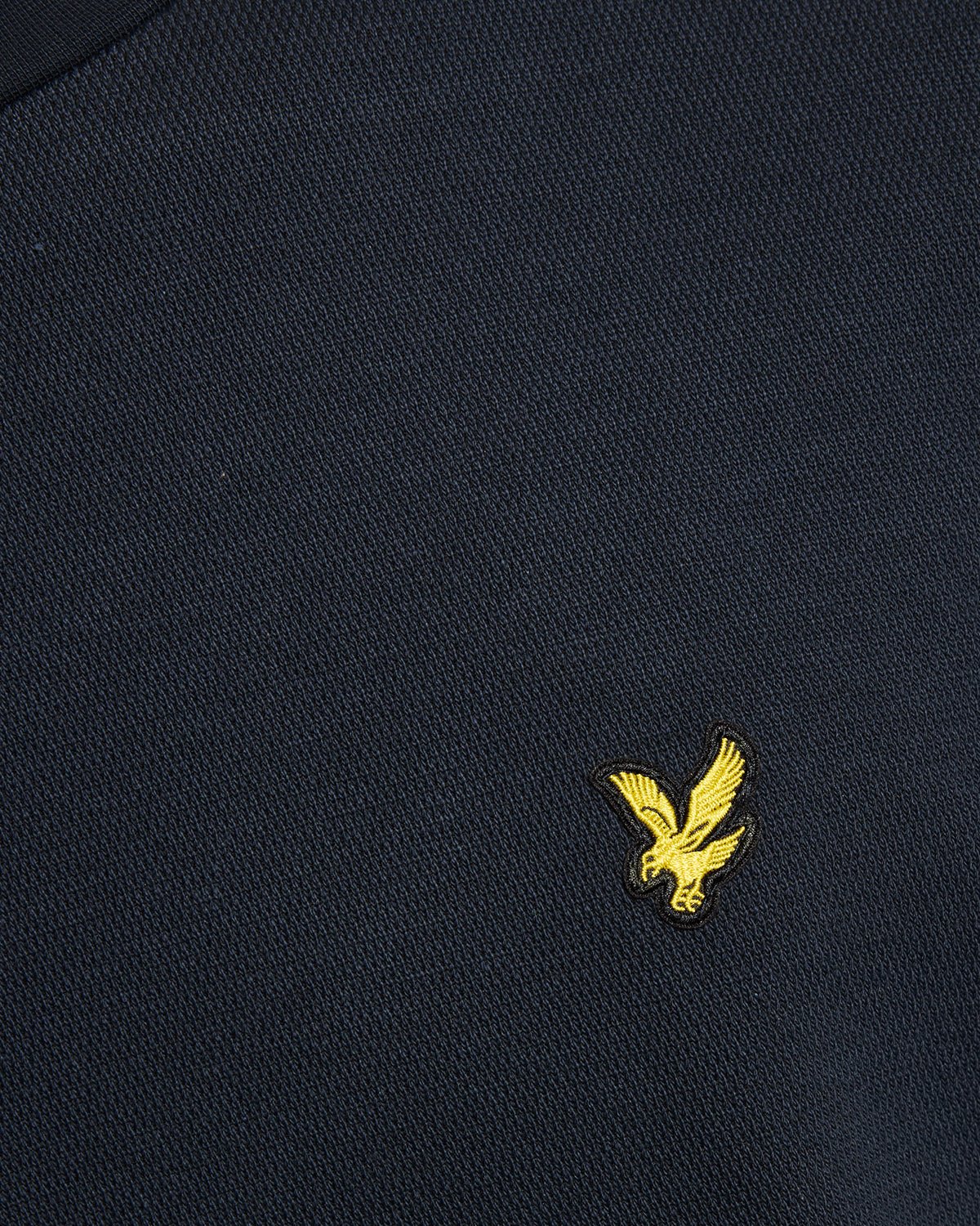 Homme portant un sweat-shirt à col rond en jacquard gaufré, bleu marine foncé
