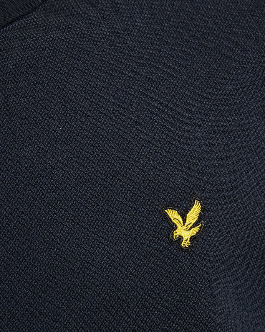 Homme portant un sweat-shirt à col rond en jacquard gaufré, bleu marine foncé