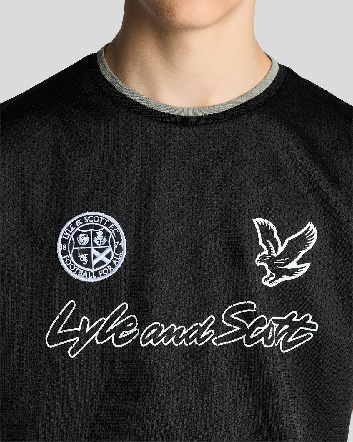 Hombre con camiseta con estampado de fútbol en negro azabache