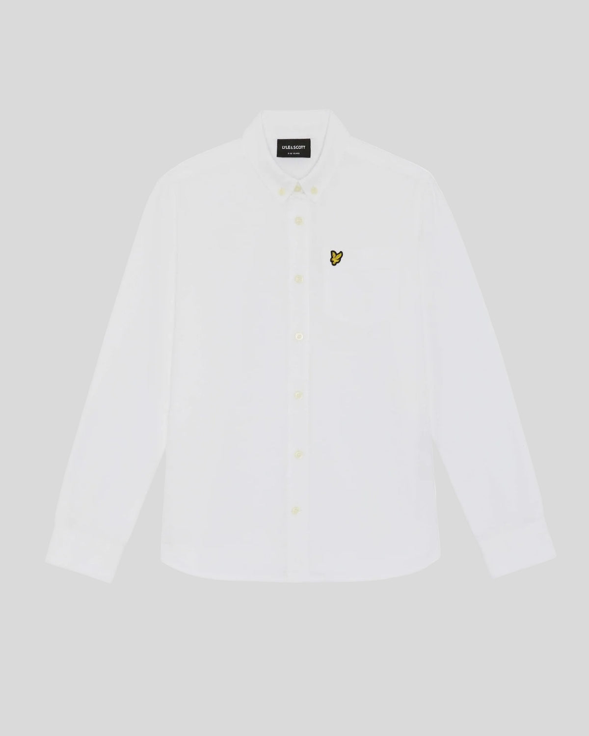 Un homme porte une chemise Oxford en coton à boutons, de couleur blanche