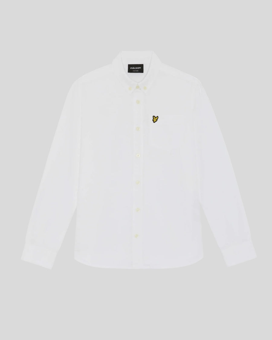Un homme porte une chemise Oxford en coton à boutons, de couleur blanche