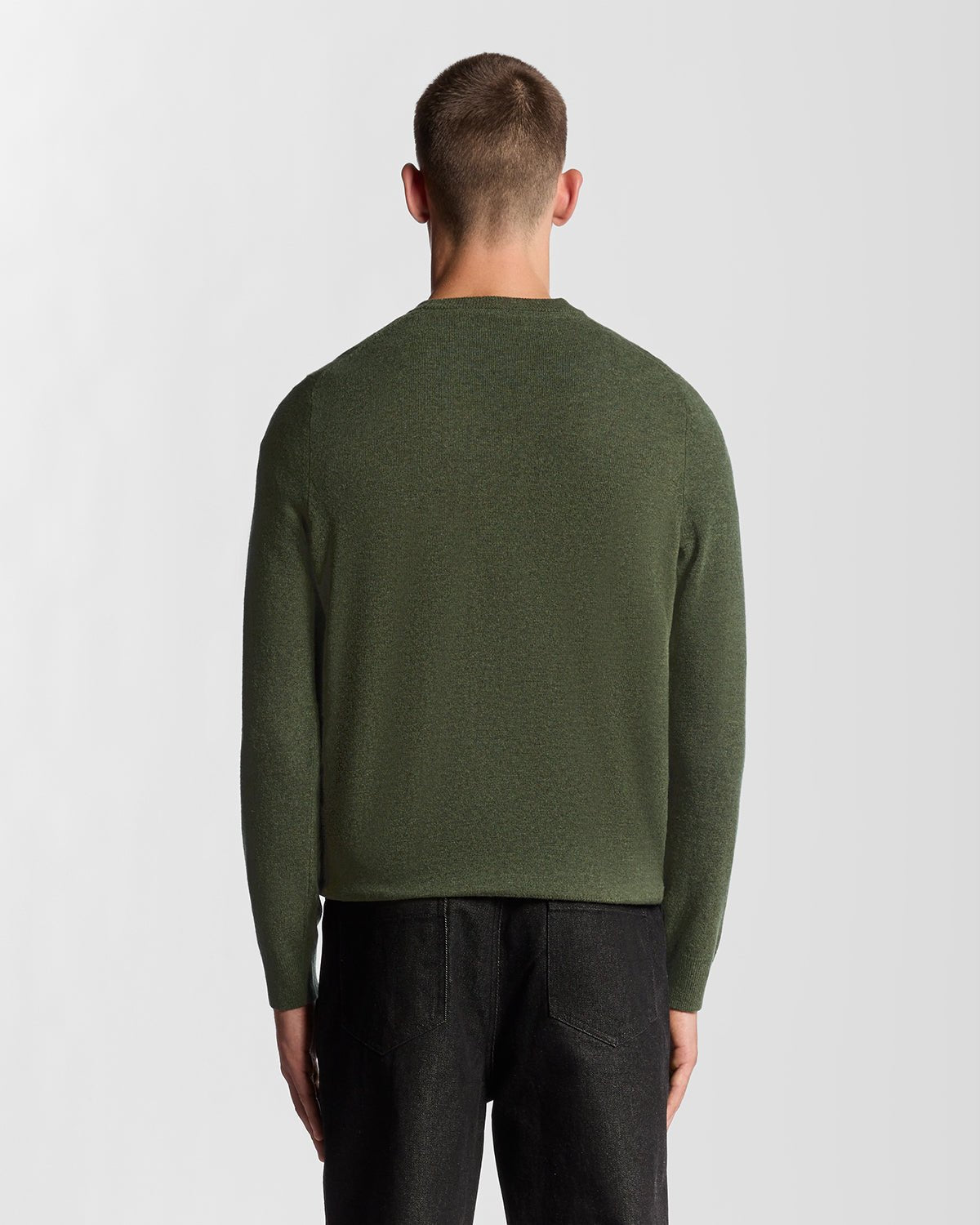 Homme portant un pull à col rond en laine d'agneau mélangée, coloris Deep Depths Marl
