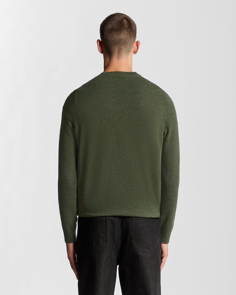 Homme portant un pull à col rond en laine d'agneau mélangée, coloris Deep Depths Marl