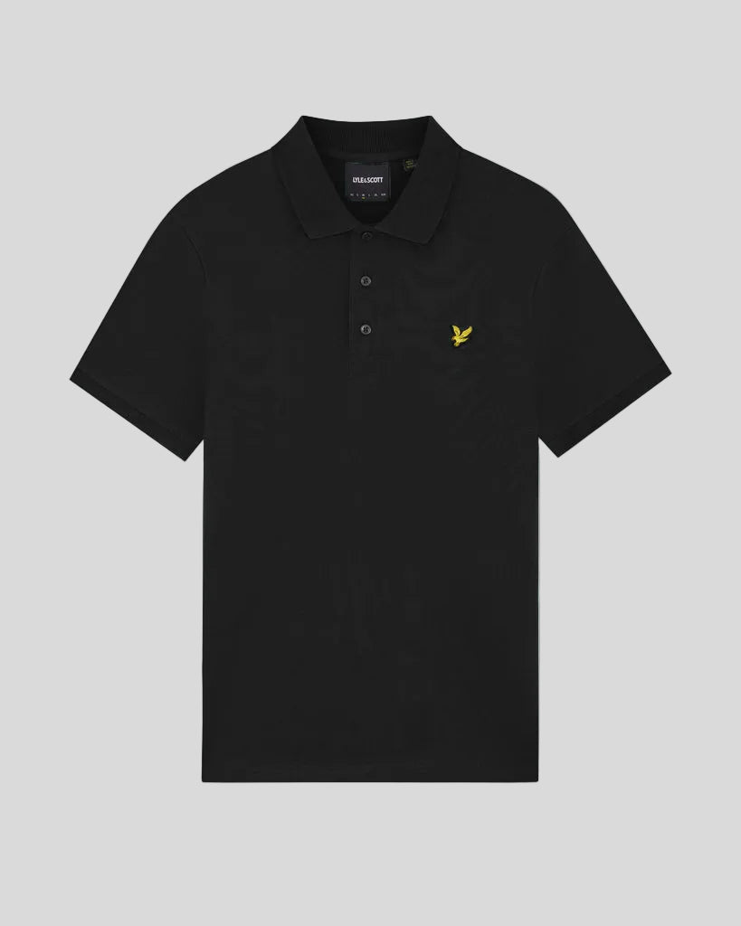 Un homme porte un polo en coton « Everyday » couleur Saddle