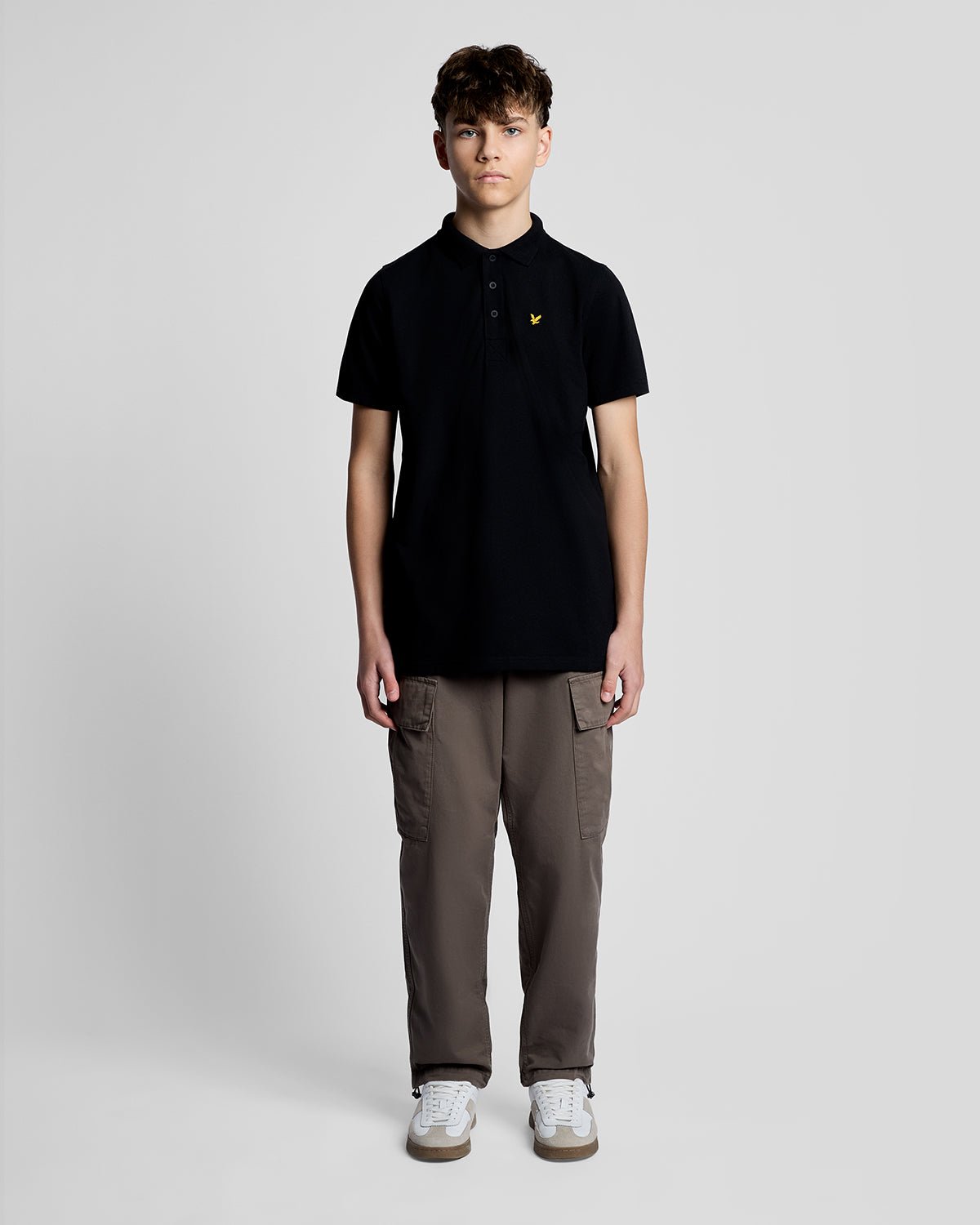Un homme porte un polo de sport noir de jais