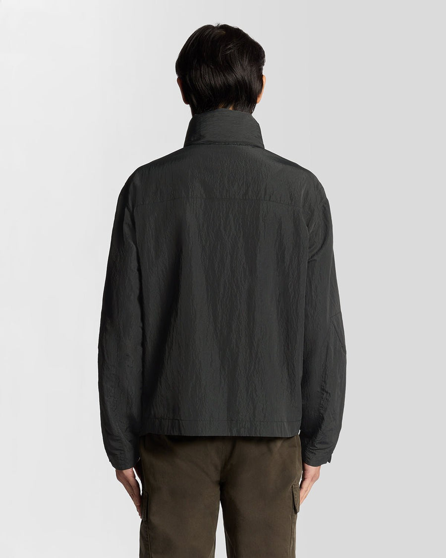 Un homme porte la veste Packaway en Black Ice