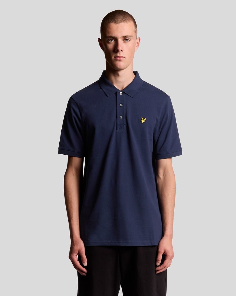 Man draagt een katoenen poloshirt in marineblauw