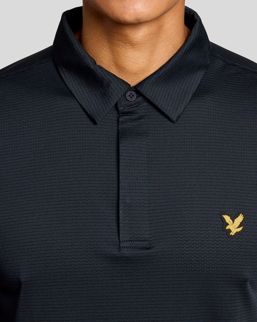 Uomo con polo con abbottonatura nascosta in blu scuro