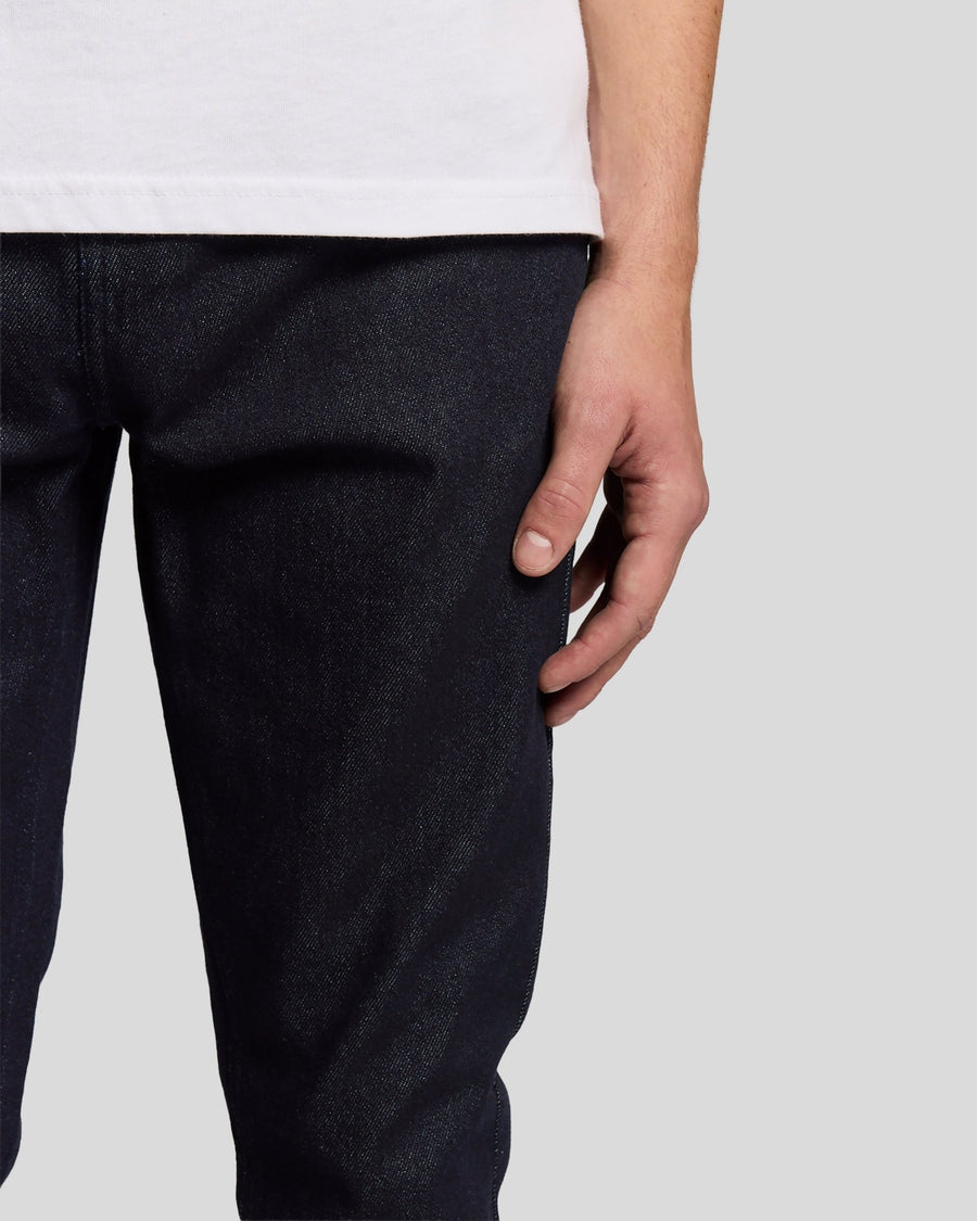 Homme portant un jean slim ajusté couleur indigo foncé