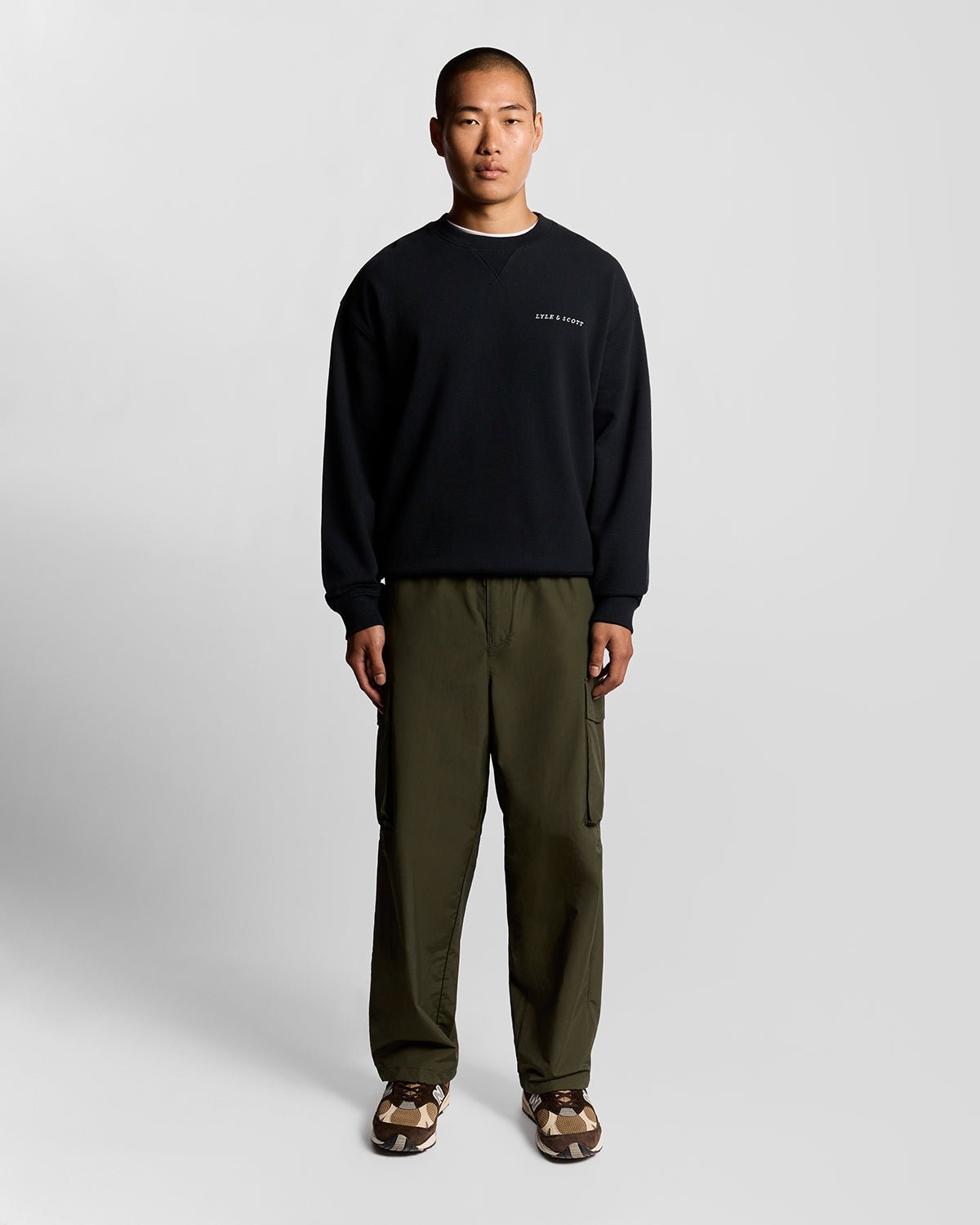 Homme portant un sweat-shirt en molleton Script Brushback bleu marine foncé