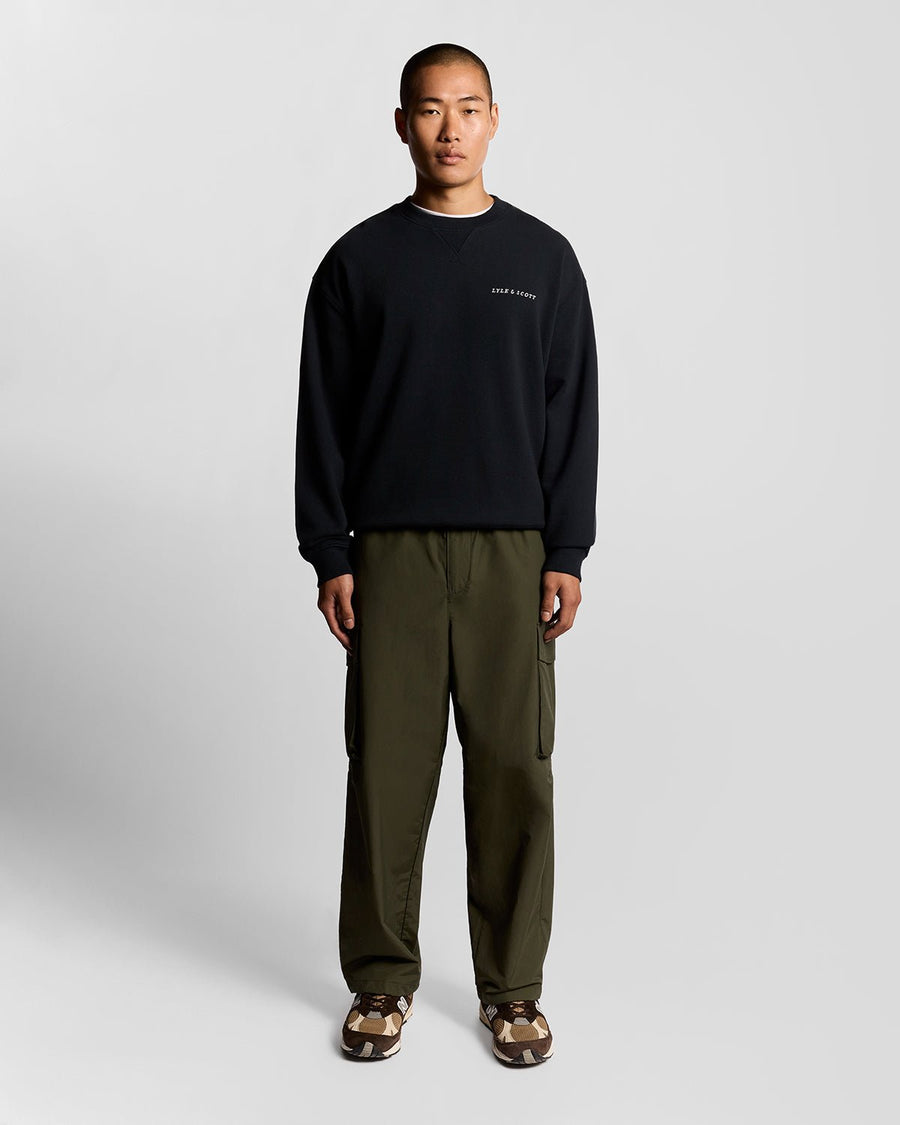 Homme portant un sweat-shirt en molleton Script Brushback bleu marine foncé