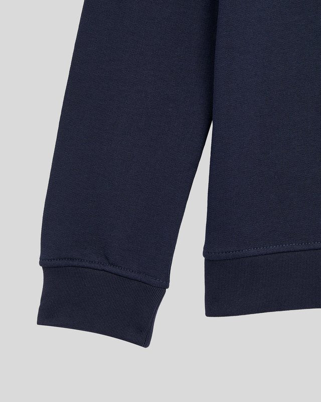 Un garçon porte un sweat-shirt classique à col rond bleu marine