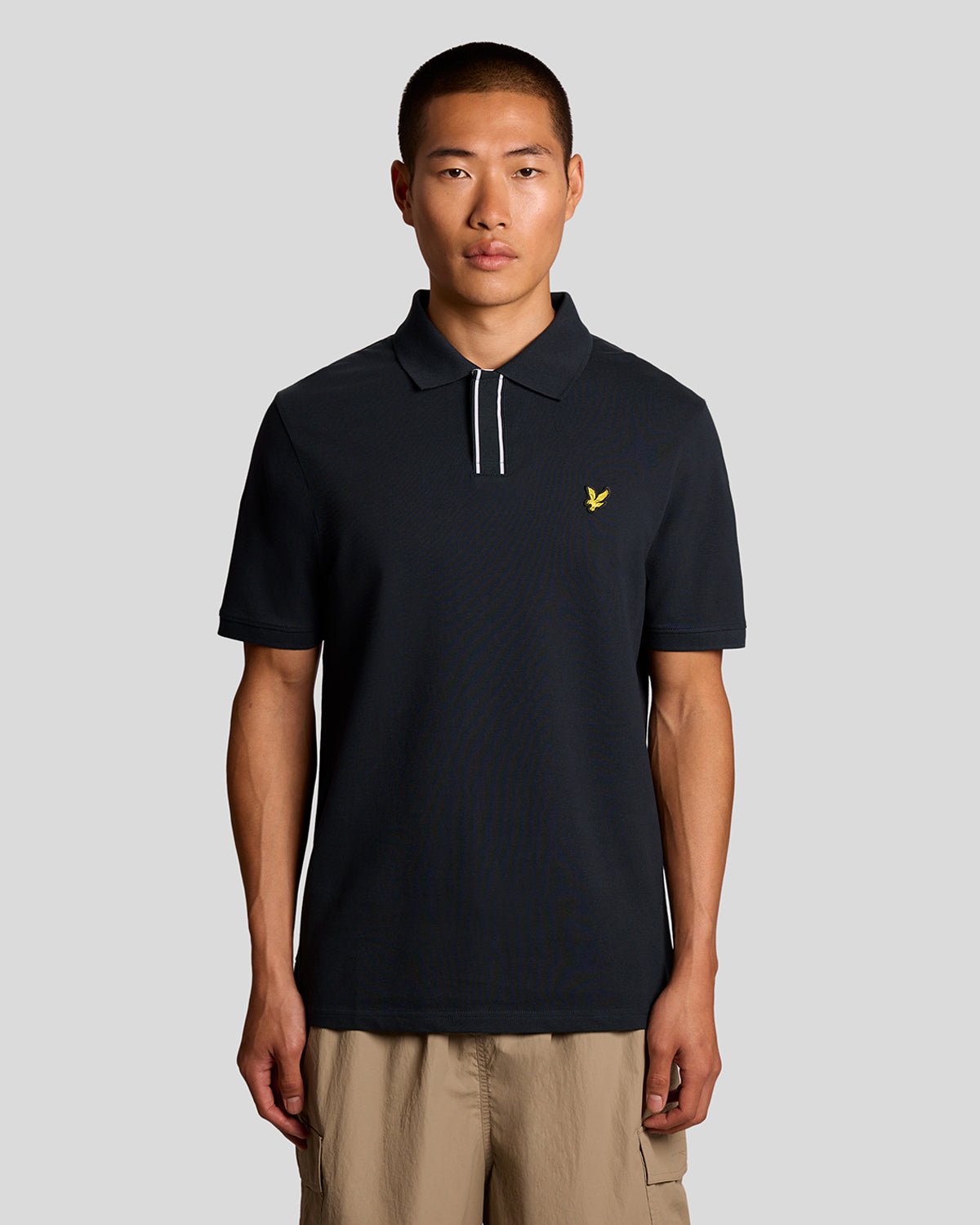 Uomo con polo con abbottonatura a punta in blu navy scuro