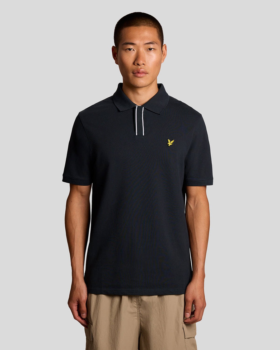 Uomo con polo con abbottonatura a punta in blu navy scuro