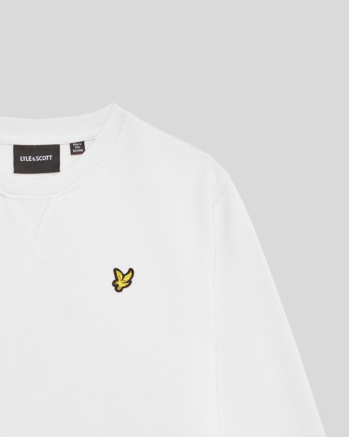 Un garçon porte un sweat-shirt classique à col rond blanc