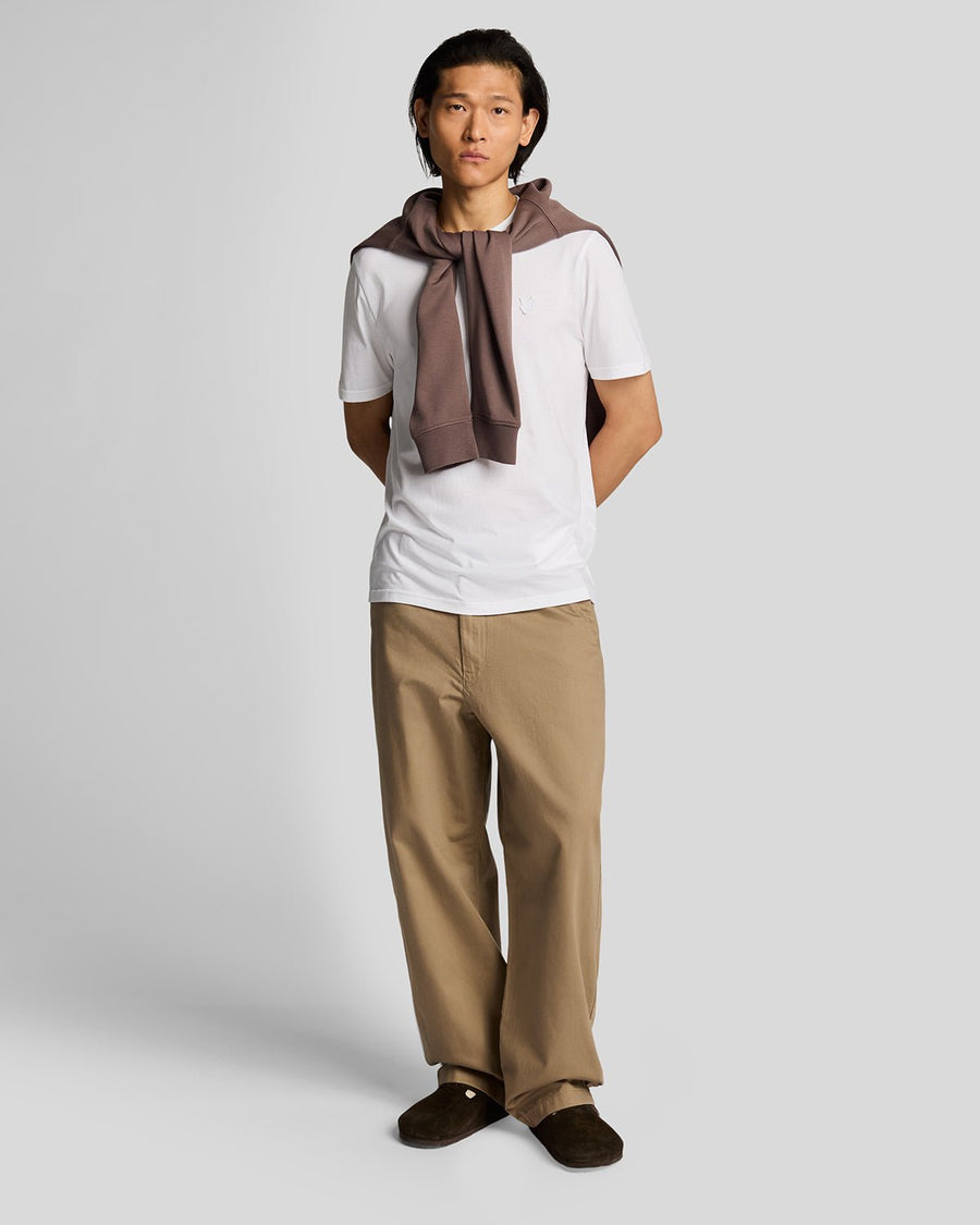 Homme portant un t-shirt en coton ultra-fin blanc