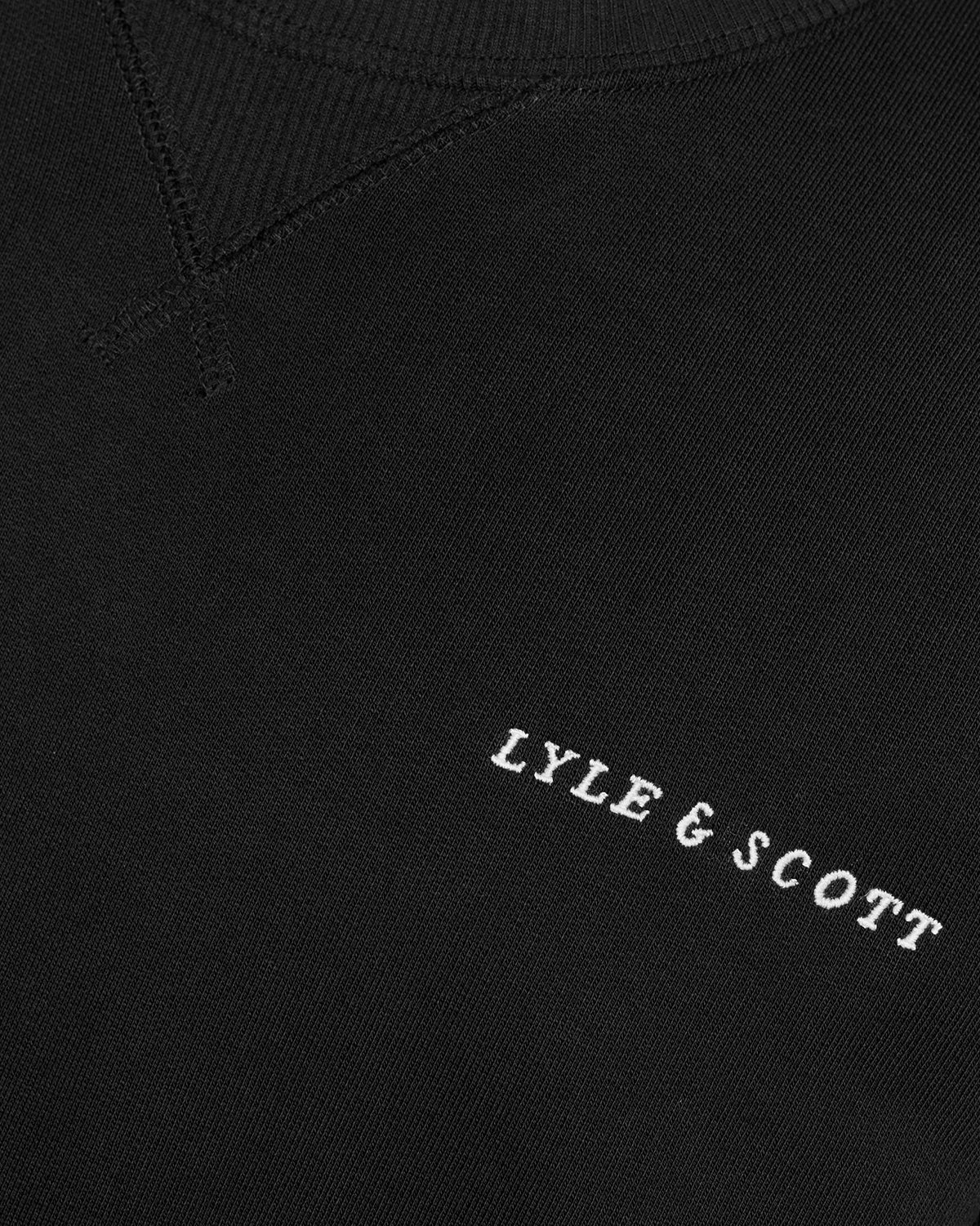 Un homme porte un sweat-shirt épais à imprimé script, couleur noir de jais