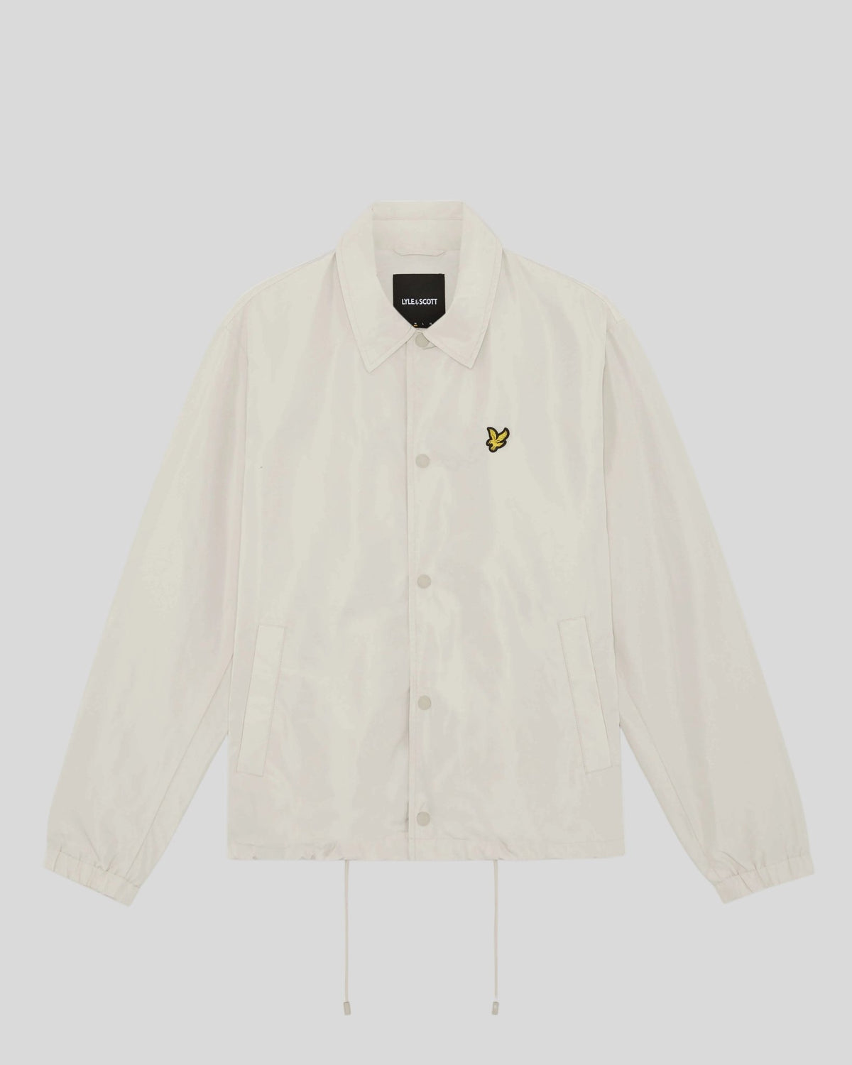 Un homme porte une veste Coach légère de couleur Cove
