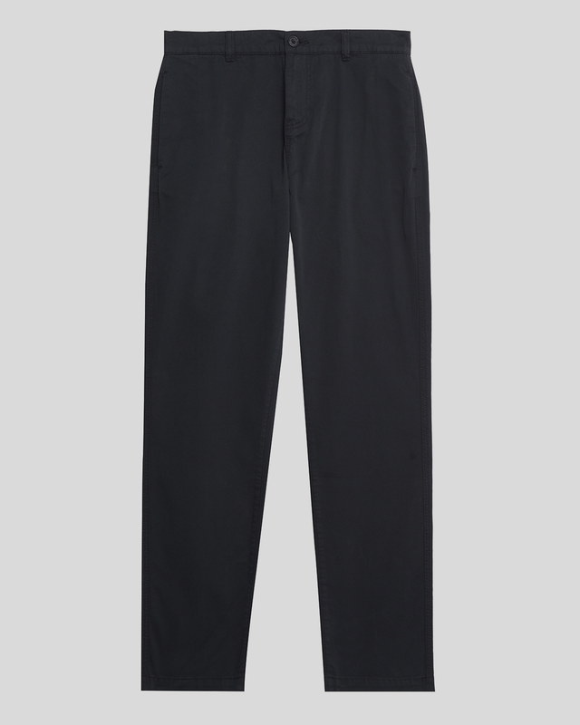 Homme portant un pantalon chino à coupe droite, couleur noir de jais