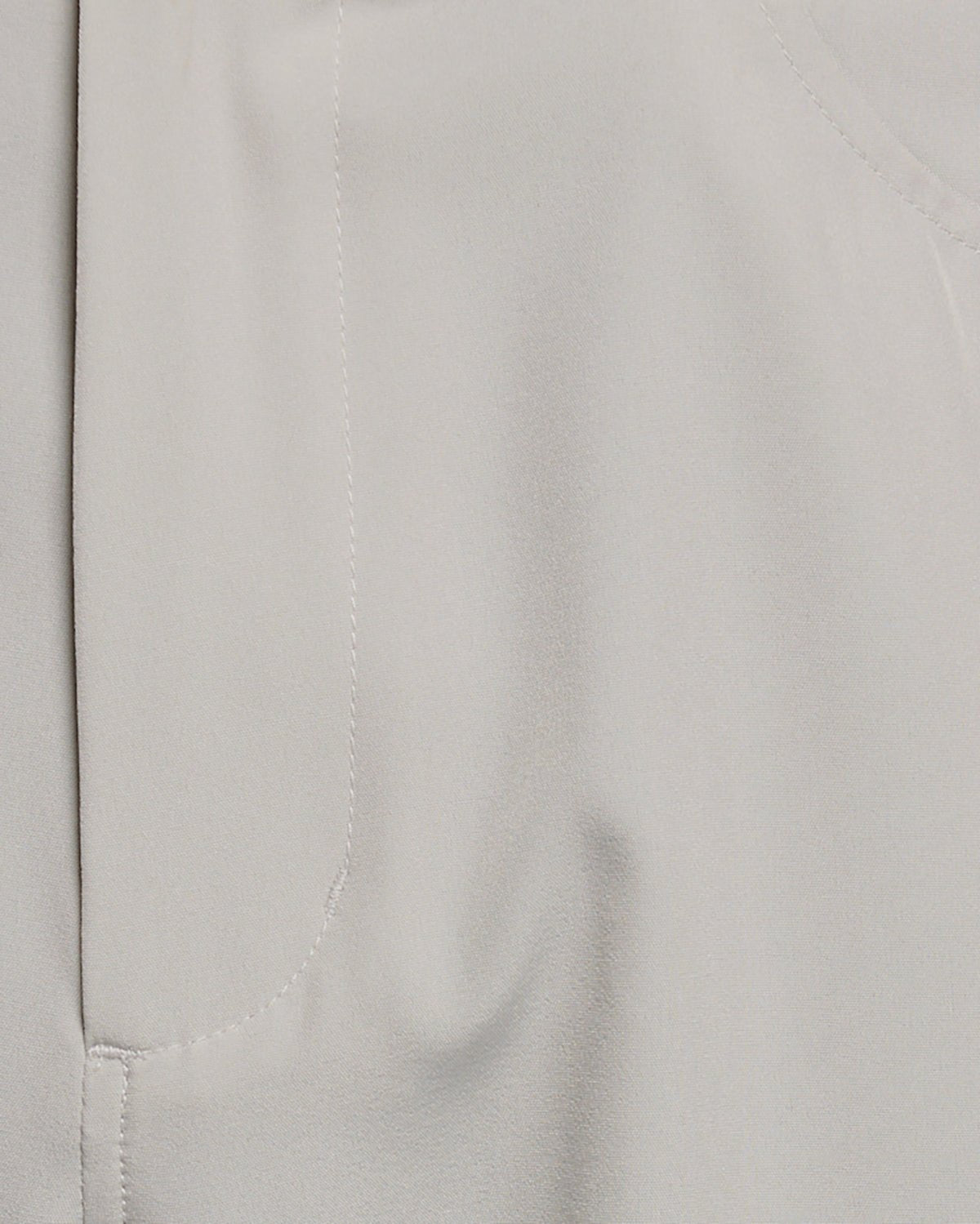 Homme portant un short à 5 poches couleur Cloud