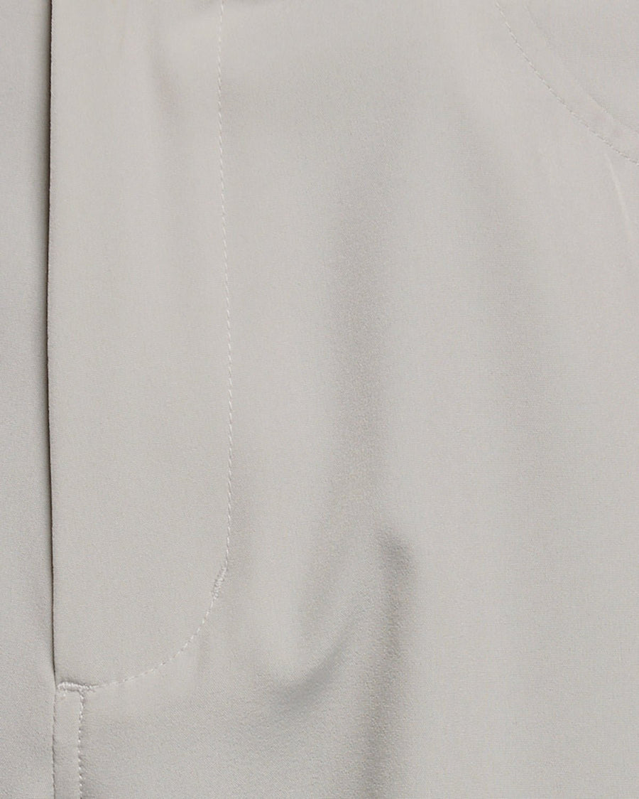 Homme portant un short à 5 poches couleur Cloud