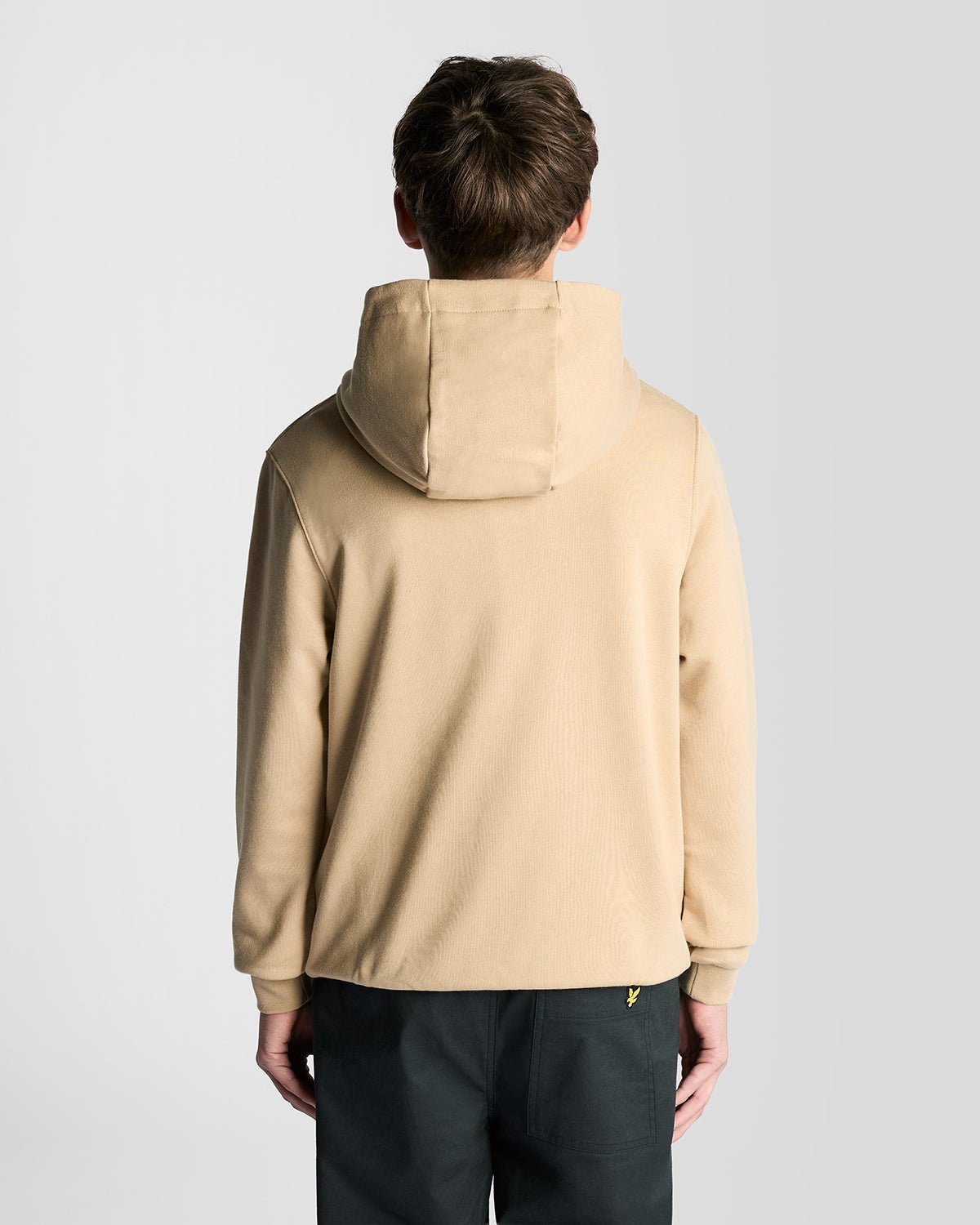 Un homme porte un sweat à capuche en coton Loopback couleur sable foncé