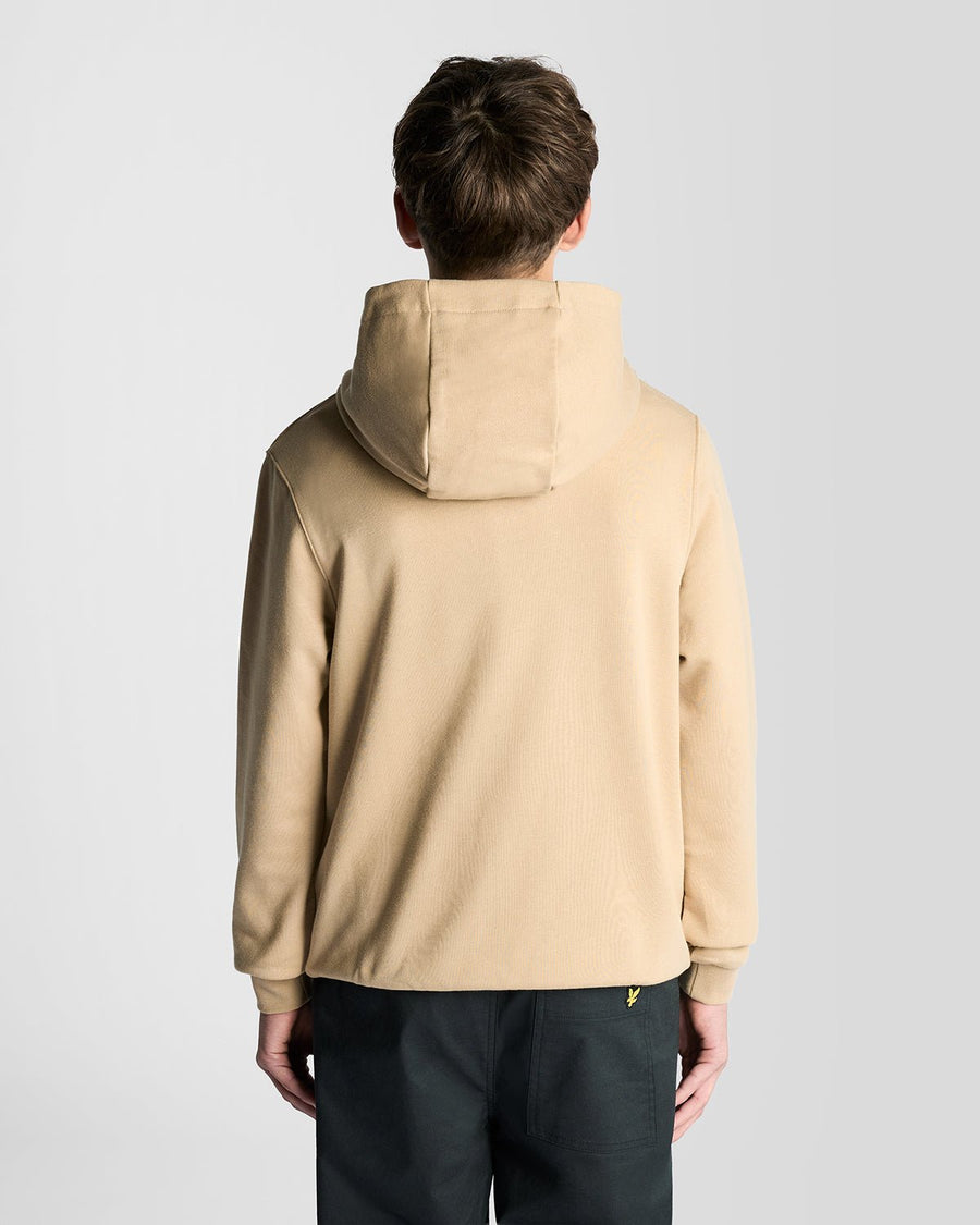 Un homme porte un sweat à capuche en coton Loopback couleur sable foncé