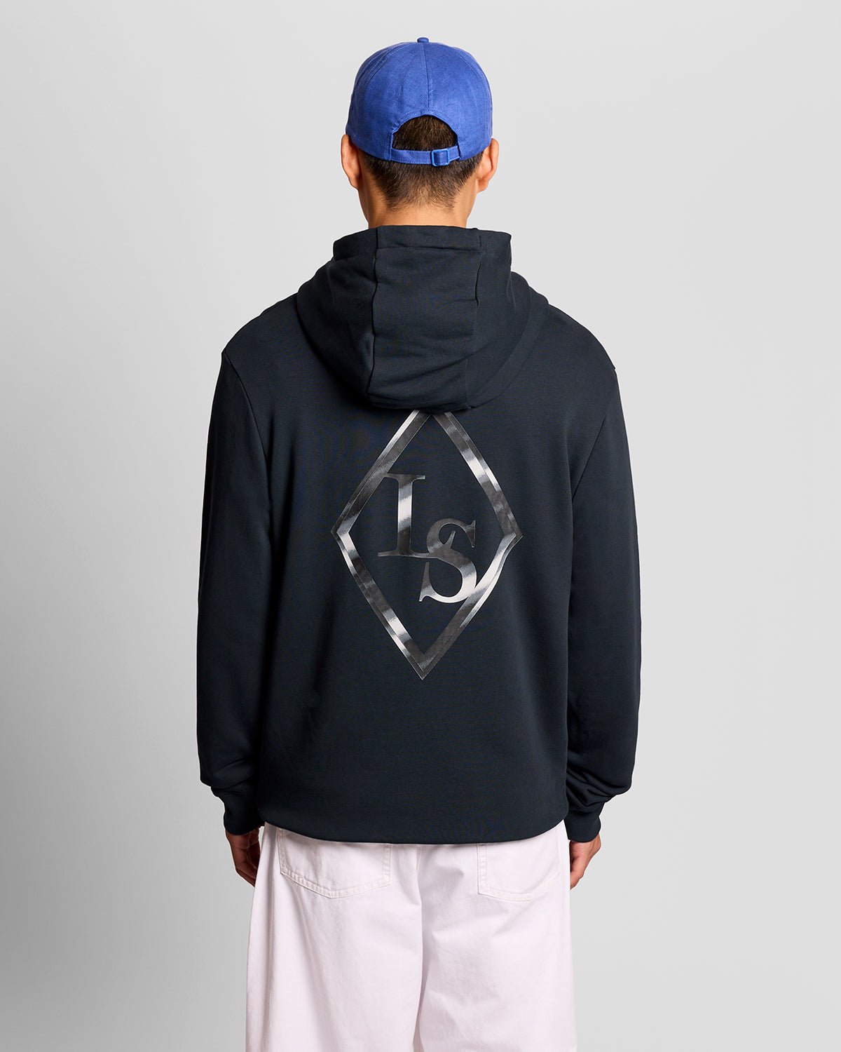 Homme portant un sweat-shirt à imprimé graphique dans le dos, couleur bleu marine foncé