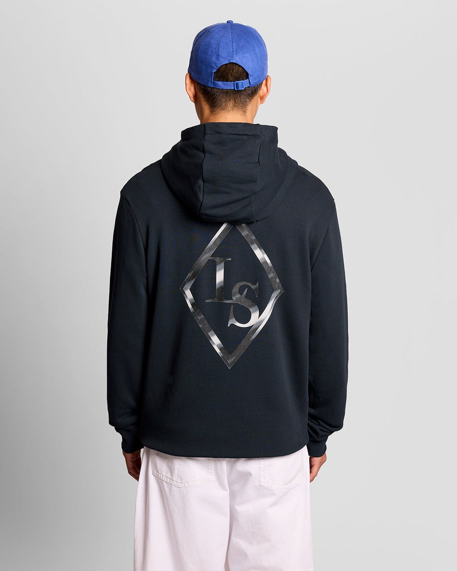 Homme portant un sweat-shirt à imprimé graphique dans le dos, couleur bleu marine foncé