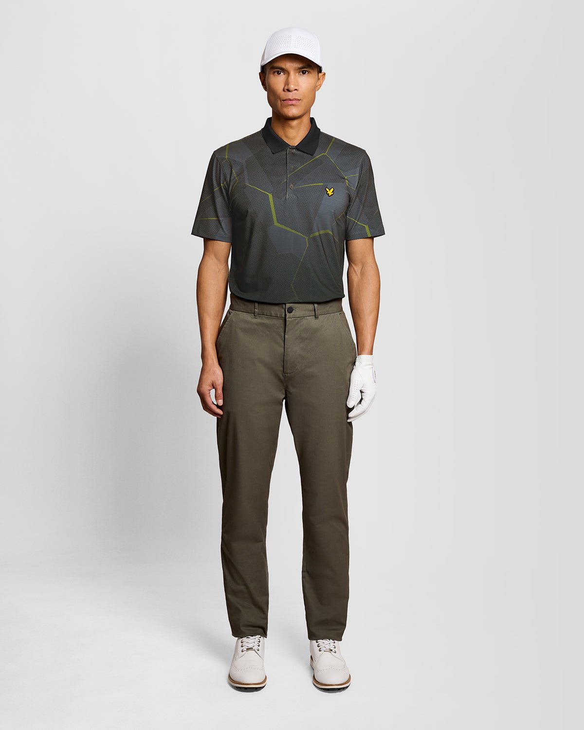 Un homme porte un polo à motif géométrique noir de jais