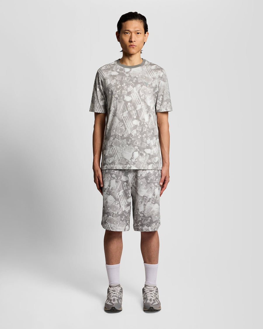 Un homme porte un t-shirt à imprimé graphique industriel de couleur gris froid