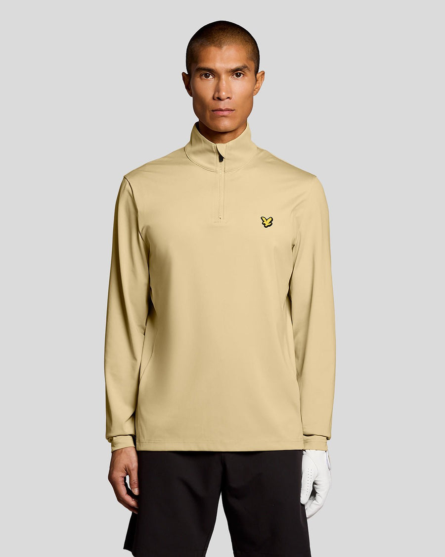 Hombre con la prenda intermedia Performance 1/4 Zip en color Mojave