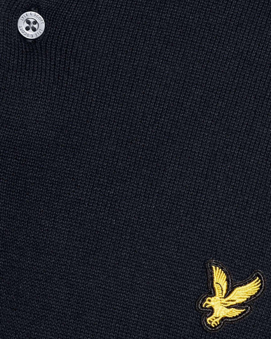Uomo con polo in maglia di cotone blu scuro