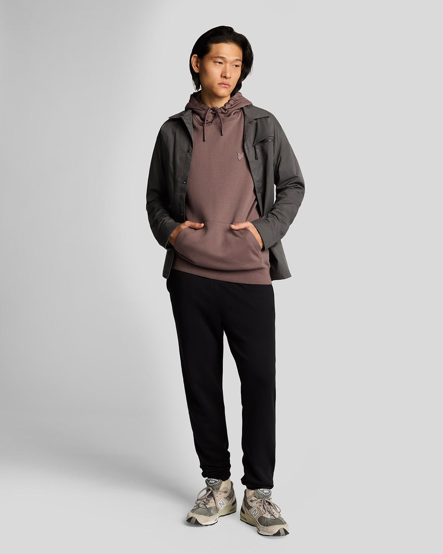 Homme portant un pantalon de jogging slim en coton ultra-fin, couleur noir de jais