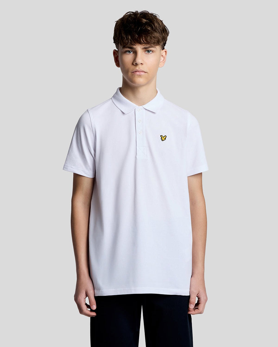 Un homme porte un polo de sport blanc