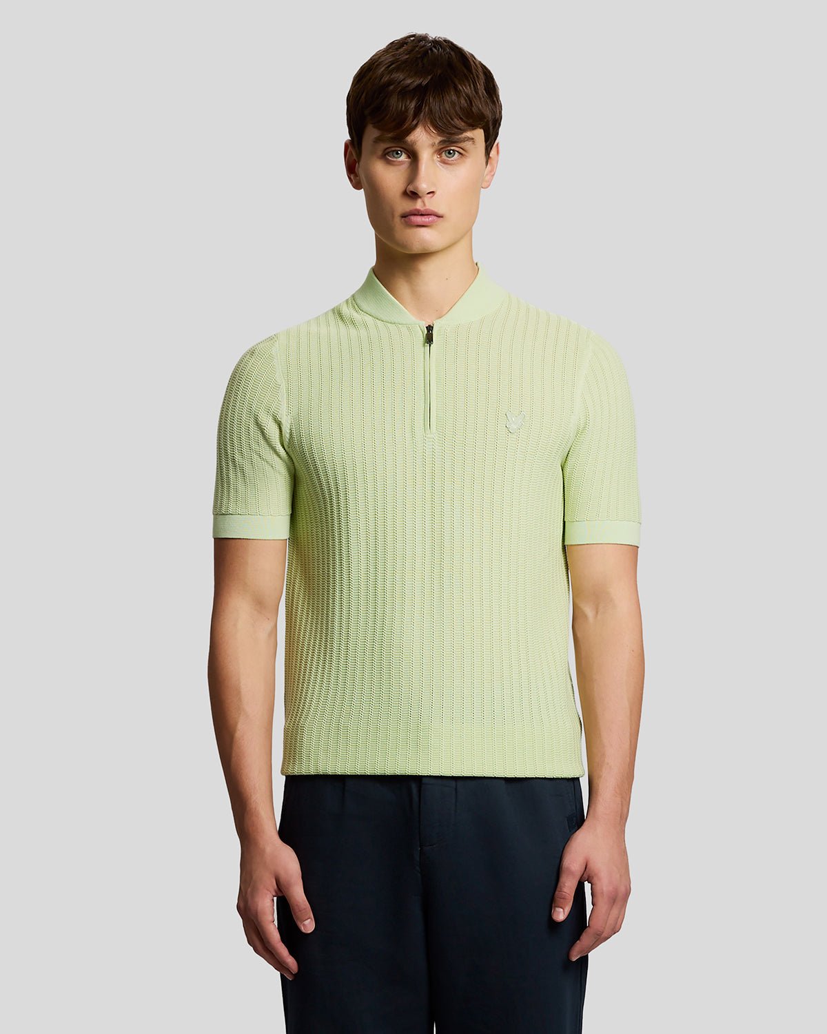 Homme portant un polo en tricot de coton ultra-fin à fermeture éclair 1/4, couleur Tender Greens