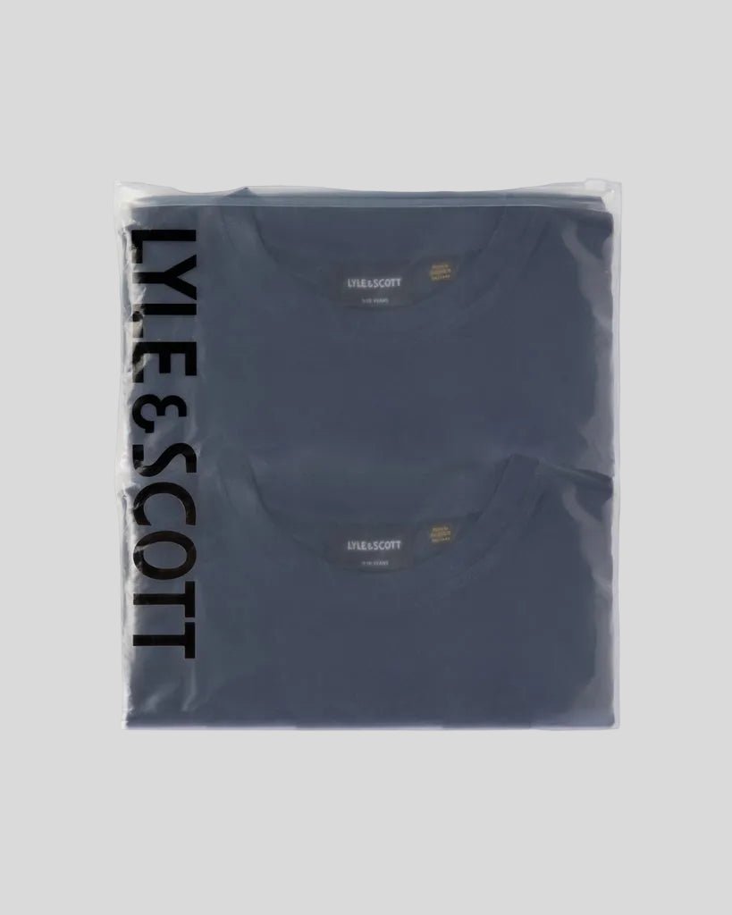 Homme portant un lot de deux t-shirts Basic bleu marine