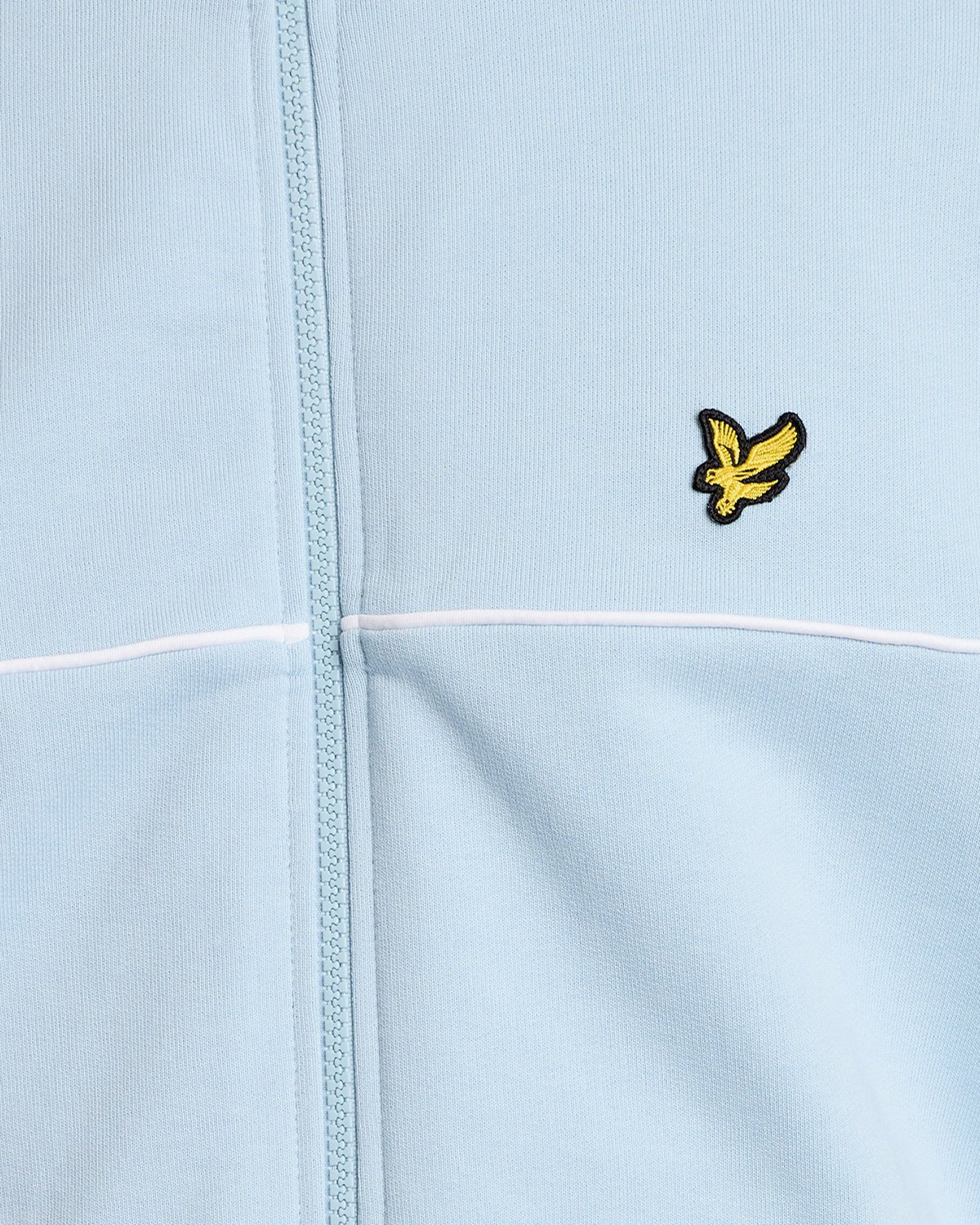 Homme portant un sweat à capuche zippé intégral à passepoil, couleur bleu opale