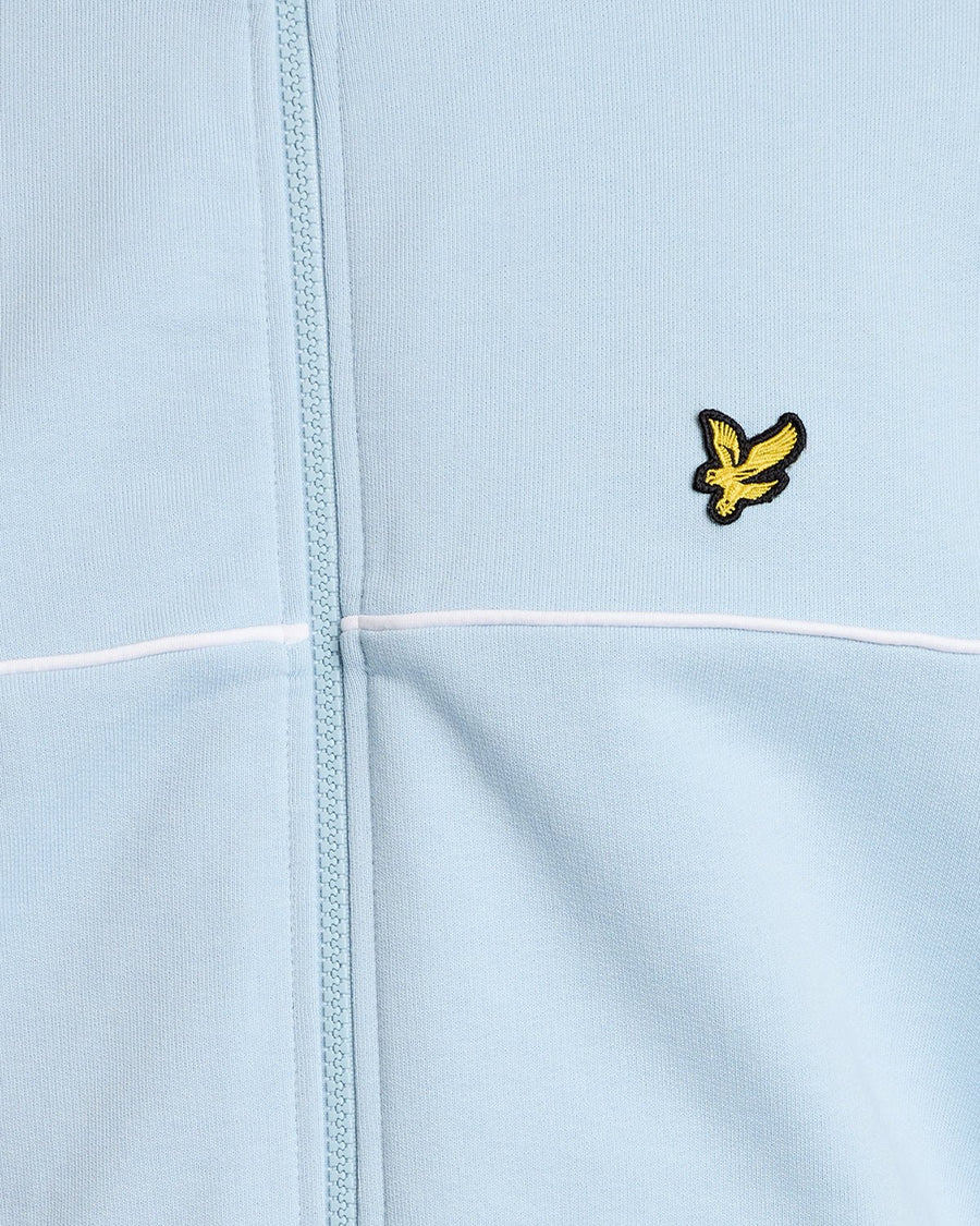 Homme portant un sweat à capuche zippé intégral à passepoil, couleur bleu opale