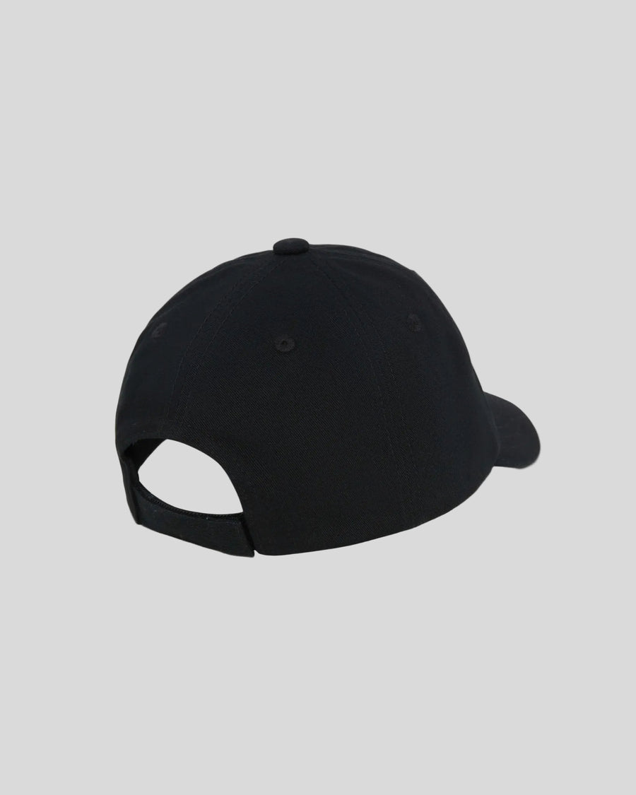 Uomo con cappellino da baseball nero corvino
